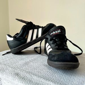 Boys ADIDAS Samba classic indoor soccer shoes